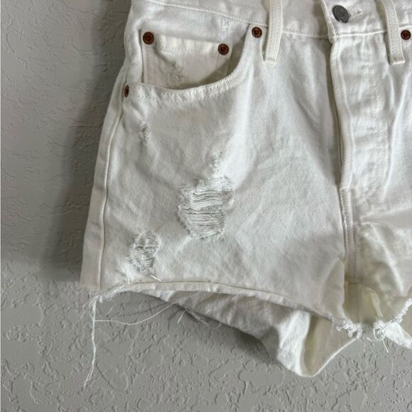 Levi's Women's 501 White Raw Hem Distressed Jean Shorts Size 26 - Picture 3 of 8